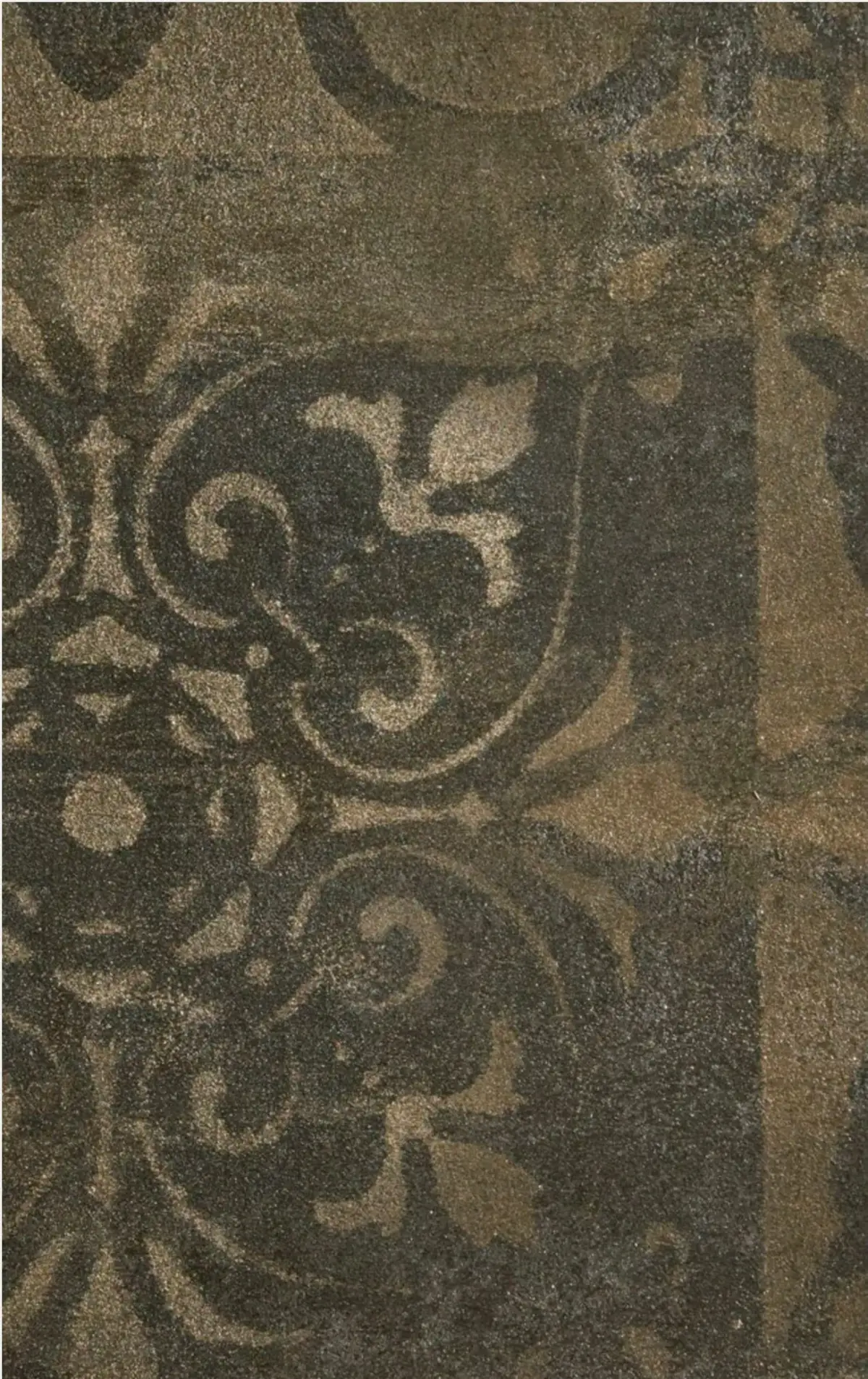 Detail van wandafwerking met warm goudbruin ornament en damascering