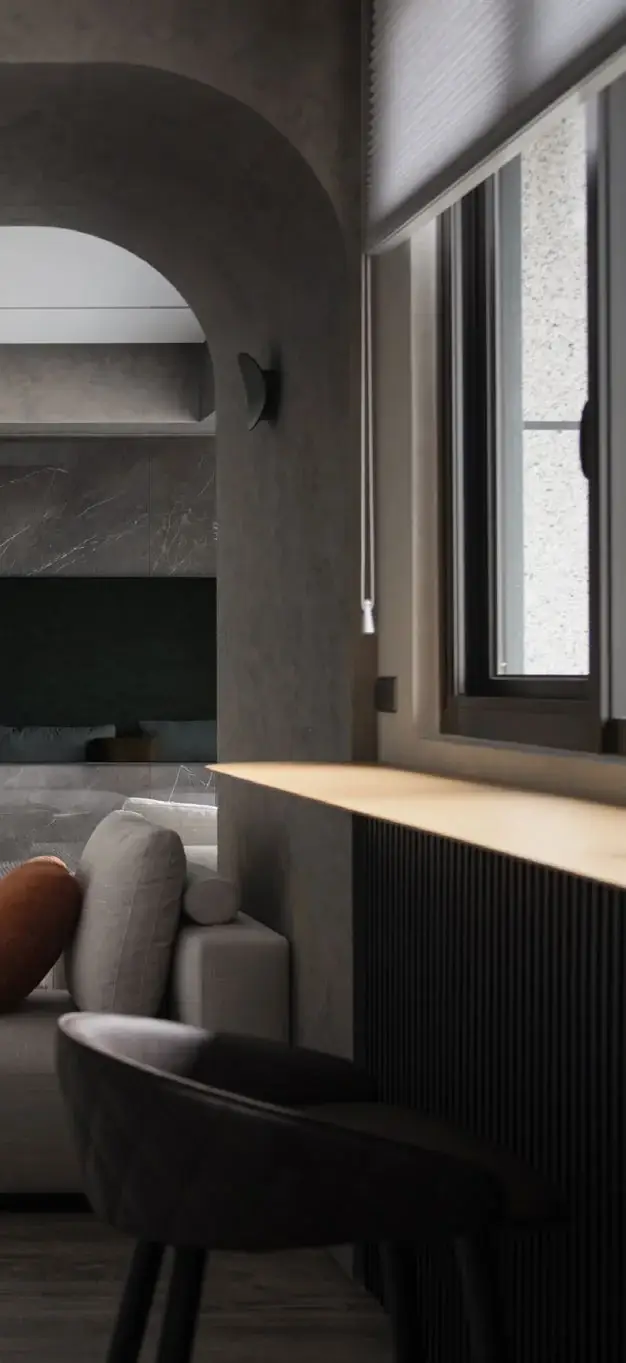 Detail van metallic kalkpleister wand met boog en raampartij