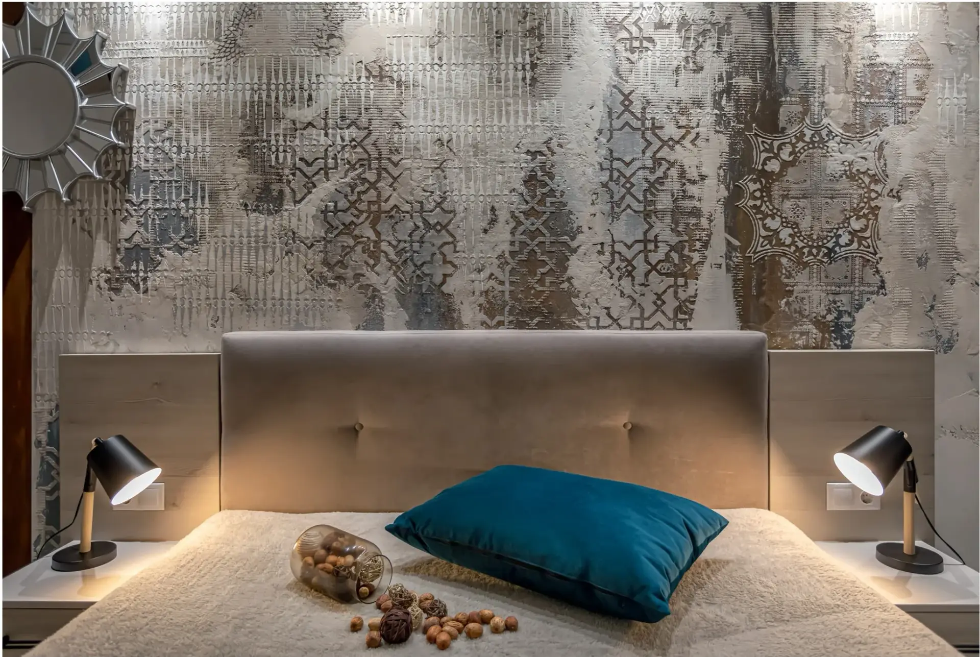 Slaapkamer met decoratieve wandafwerking met ornament-textuur