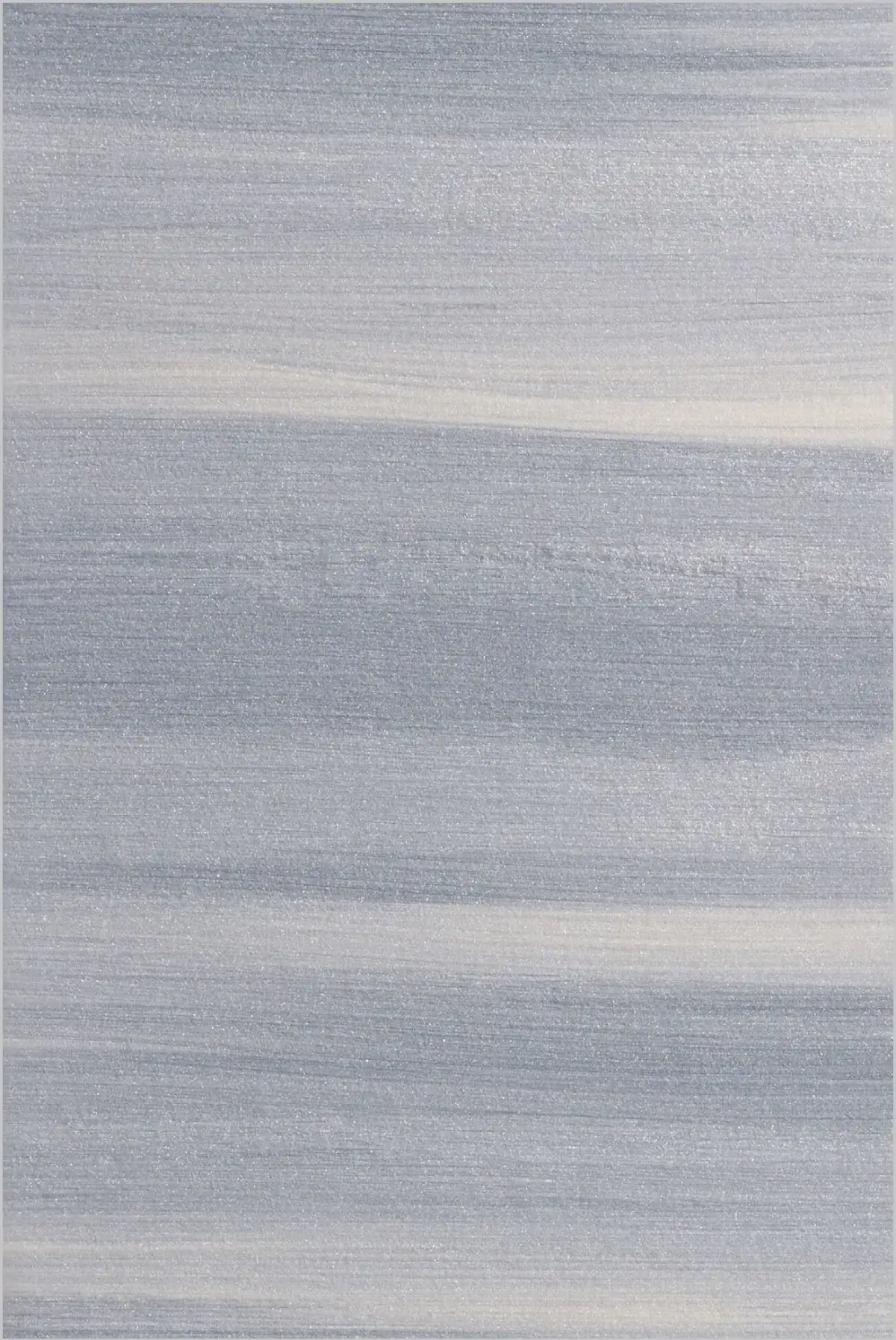 Macro detail van mat-metallic spachtelafwerking met horizontale spaanslag in zilverblauw