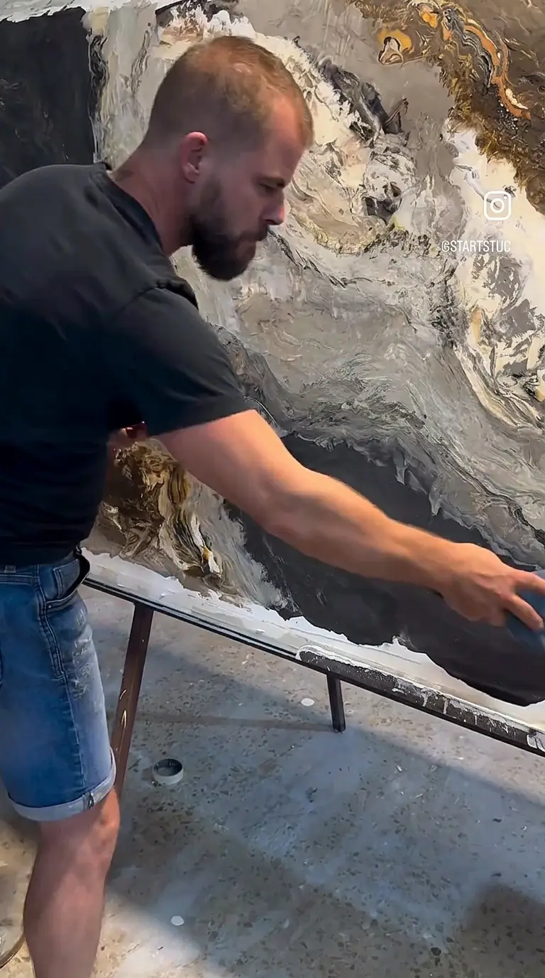 Roger van STARTSTUC werkt in het atelier aan een volledig opgebouwd marmerpaneel