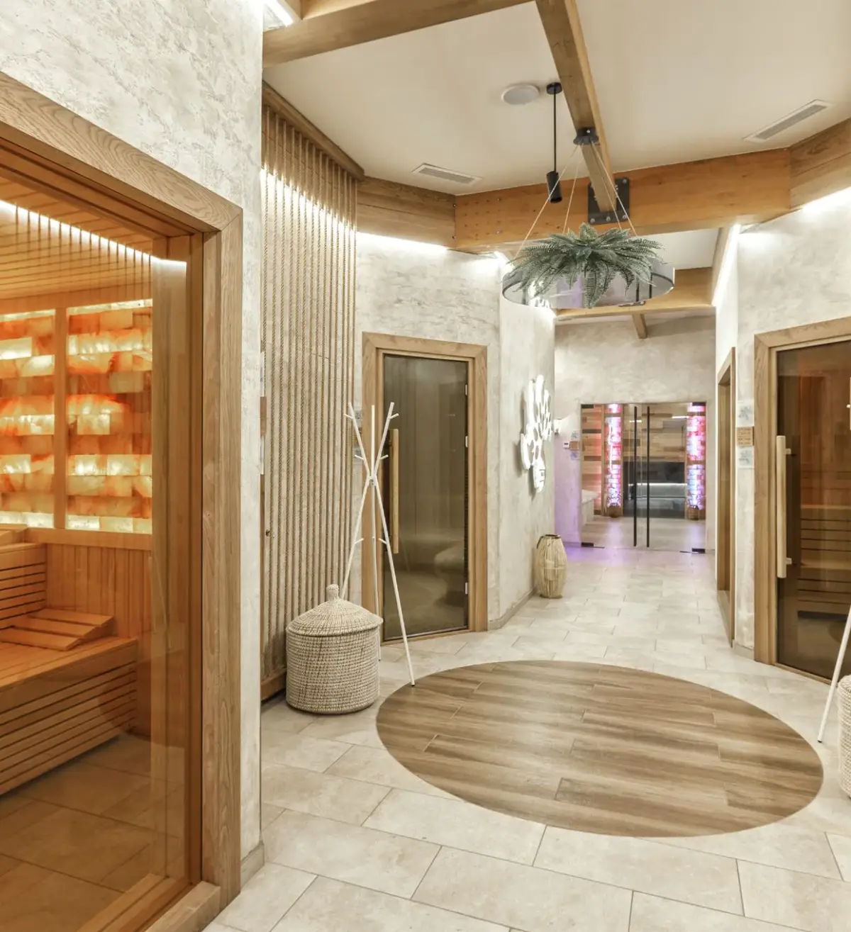 Wellness-hal met crème kalkpleister wanden, sauna en houten balken