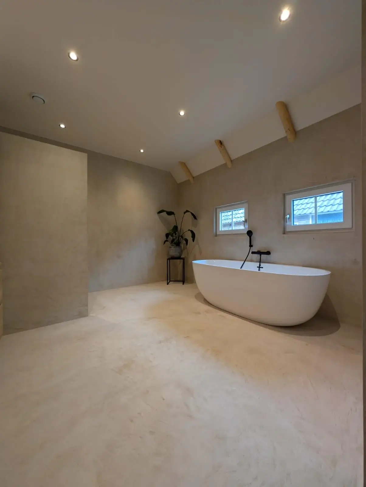 Master-badkamer Dalfsen 2023 — Beton Ciré onder de Kap — Master-badkamer Dalfsen – Beton Ciré onder de Kap
