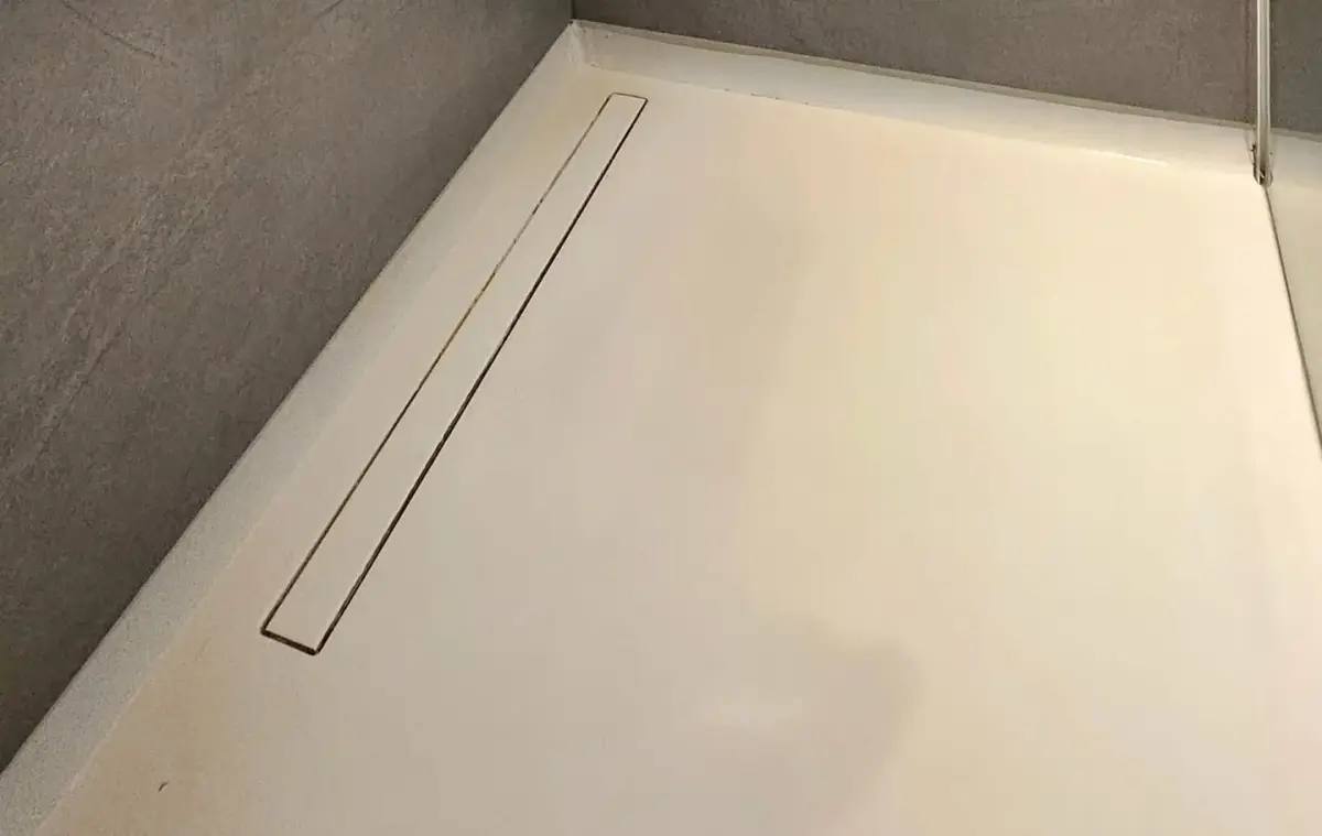Badkamer · detail — Dalfsen – Doucheplateau & Lijngoot in Dalfsen