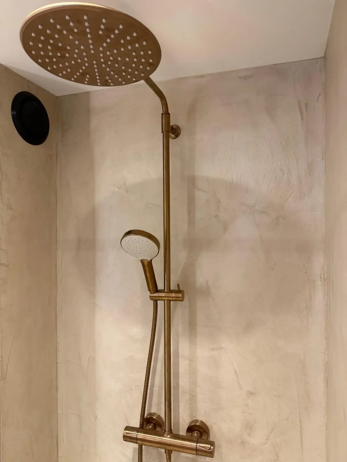 Badkamer · detail — IJsselmuiden – Koperen Regendouche in IJsselmuiden