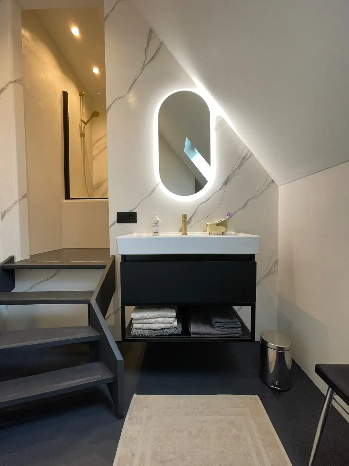 Badkamer · sfeer — Nijeveen Boven – Wastafel & Trapopgang in Nijeveen