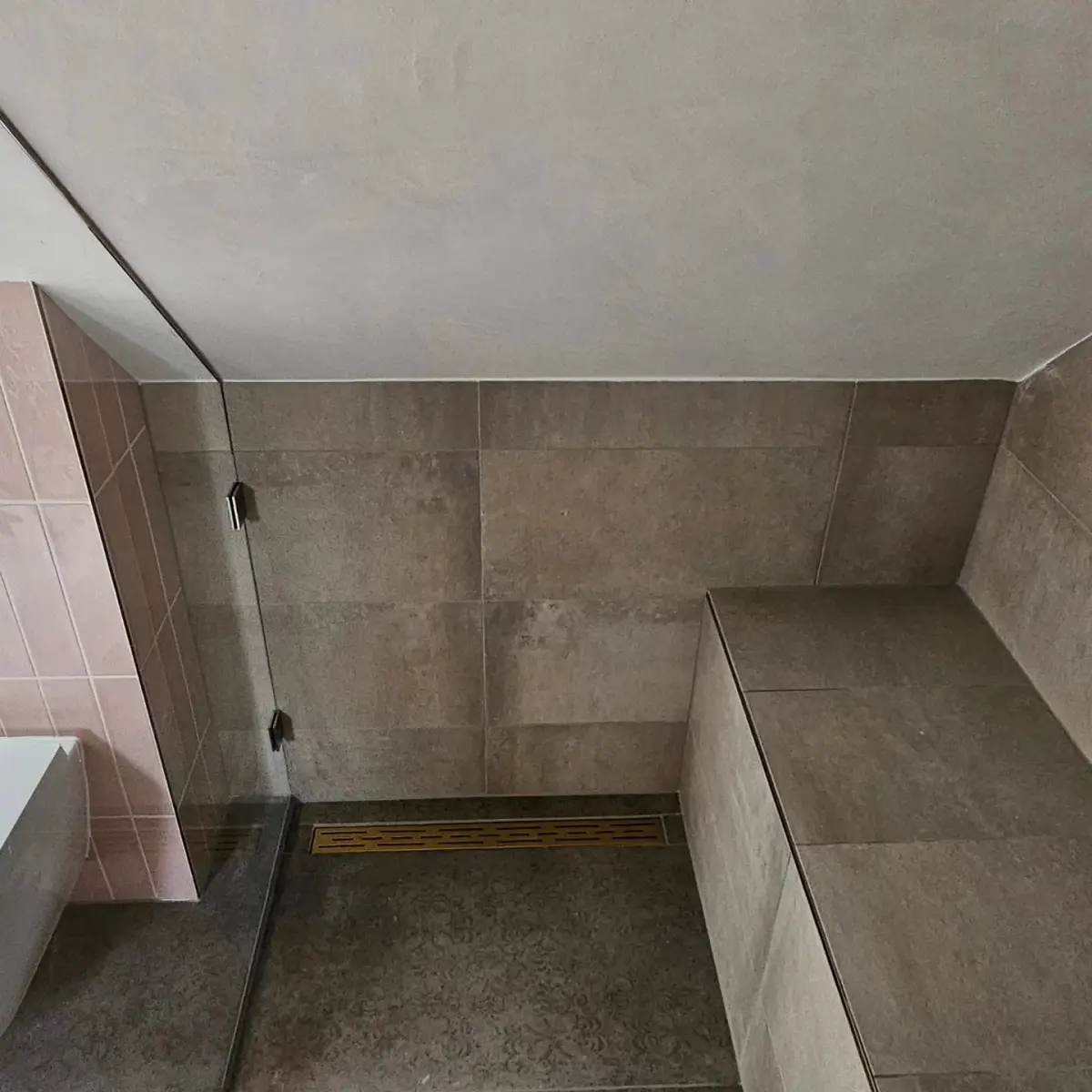 Badkamer · detail — Zwolle – Beton Ciré op Schuine Kap in Zwolle