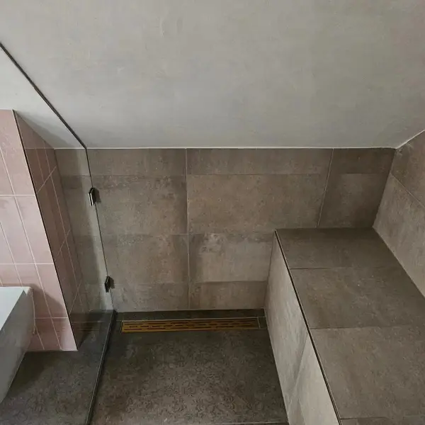 Beton ciré plafond en wanden in badkamer Zwolle — STARTSTUC project