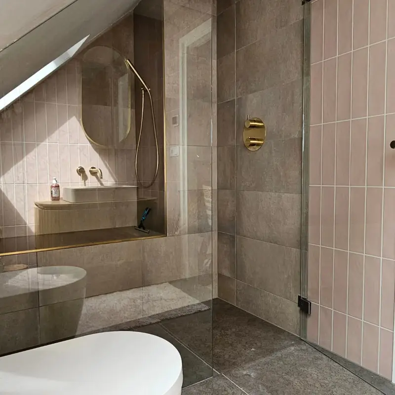 Beton ciré badkamer met goud detail Zwolle