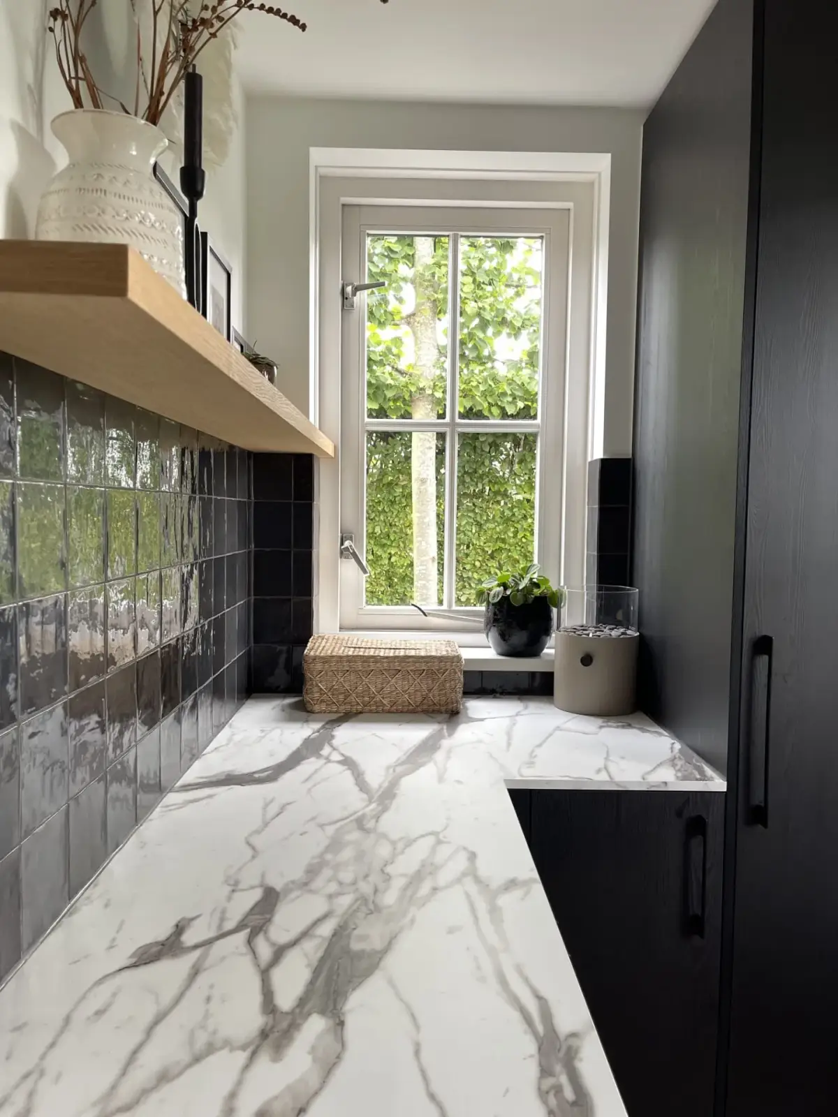 Bijkeuken · detail — Villa Kampen – Marmerblad bij Raam in Kampen