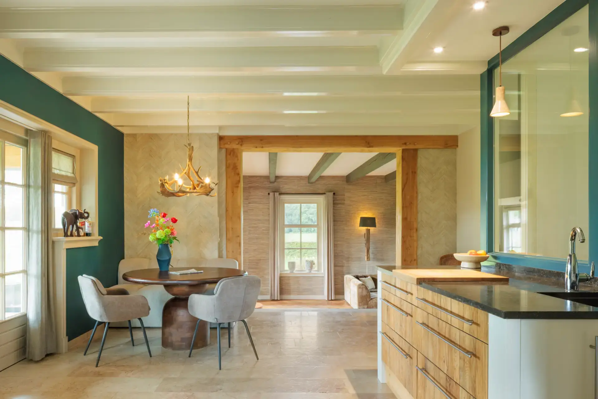 Interieurcontext — Woonkeuken en eethoek van dezelfde villa, met doorkijk naar de woonkamer — het interieur waarin de haardwand is ontworpen. Foto: Wouter van der Sar.