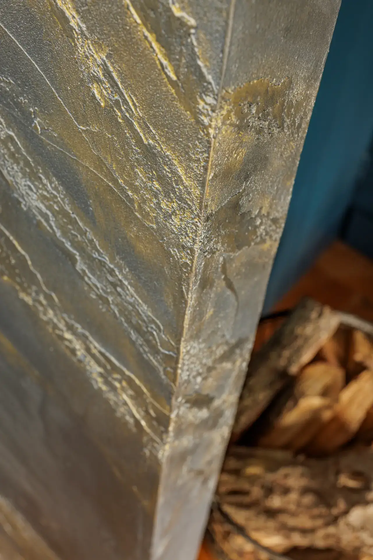 Hoekdetail — De buitenhoek van de haardwand, waar aders en reliëf zonder onderbreking om de hoek doorlopen. Foto: Wouter van der Sar.