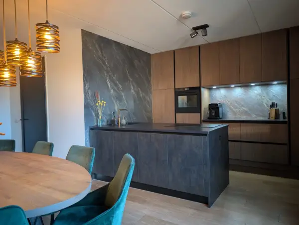 Decoratieve keukenwand vanuit eetkamer Meppel — STARTSTUC project