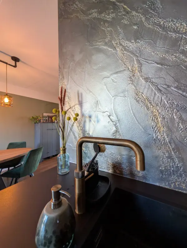 Decoratief stucwerk detail bij koperen kraan Meppel — STARTSTUC project