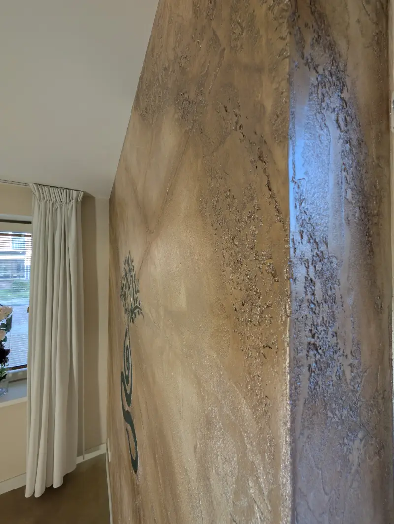 Decoratief stucwerk met reliëf als wandkunstwerk