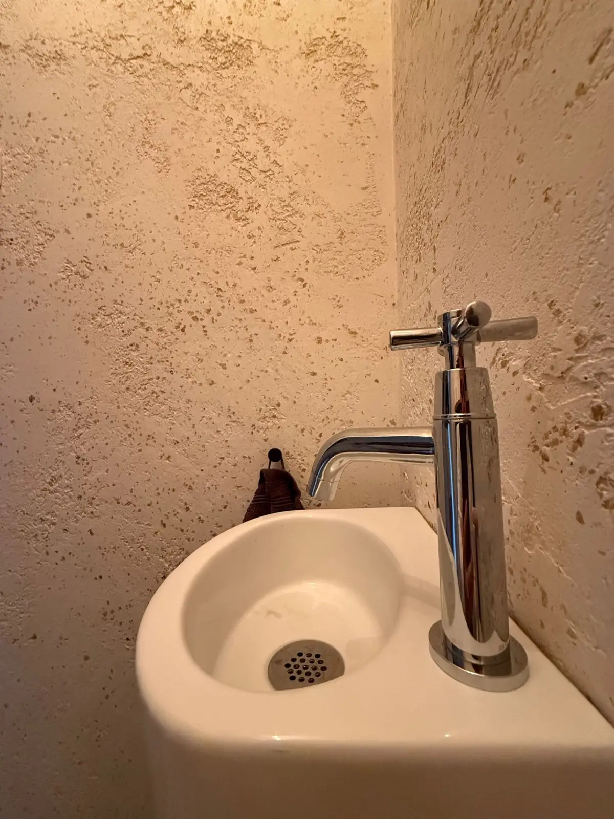 Toilet · detail — Ommen – Fontein met Chromen Kraan in Ommen