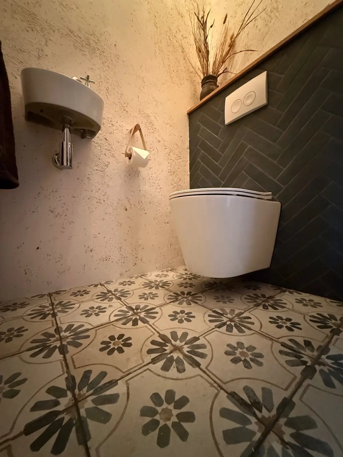 Toilet · sfeer — Ommen – Hoek met Fontein, Toilet & Vloer in Ommen