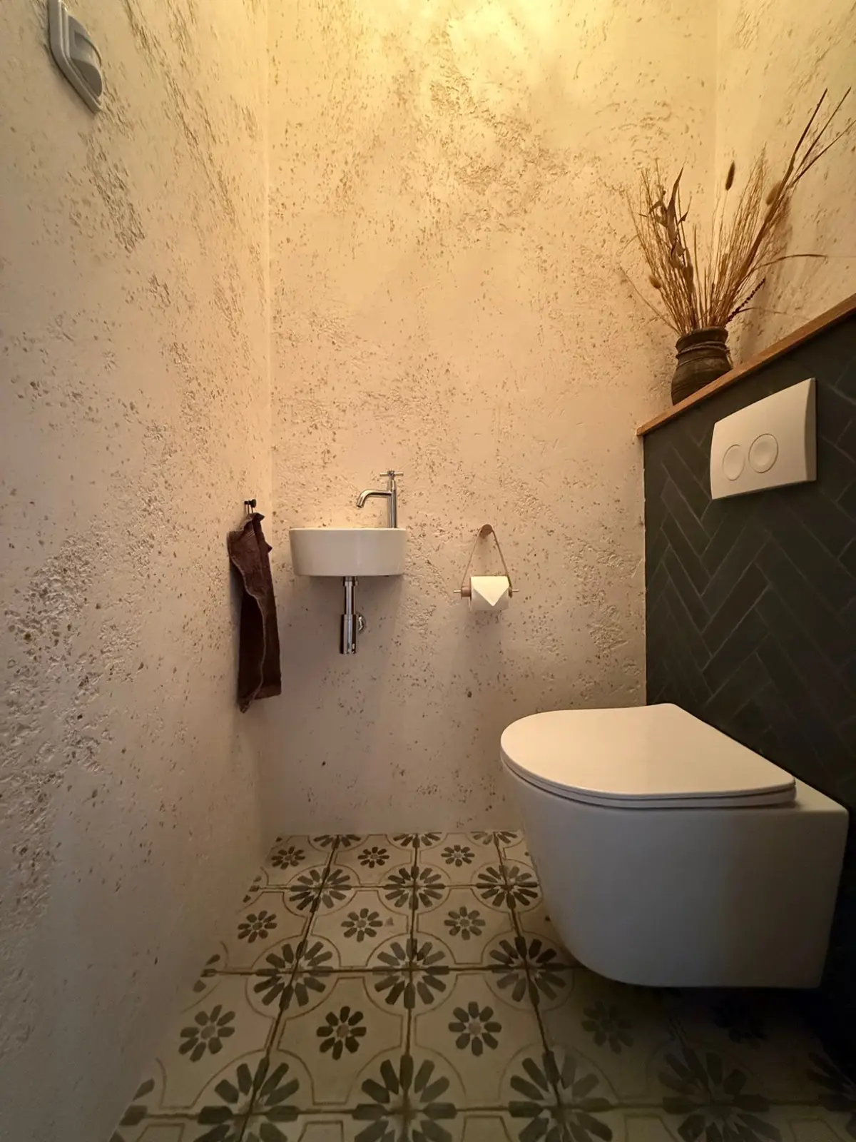 Toilet Ommen — Travertin-look Kalkafwerking — Ommen