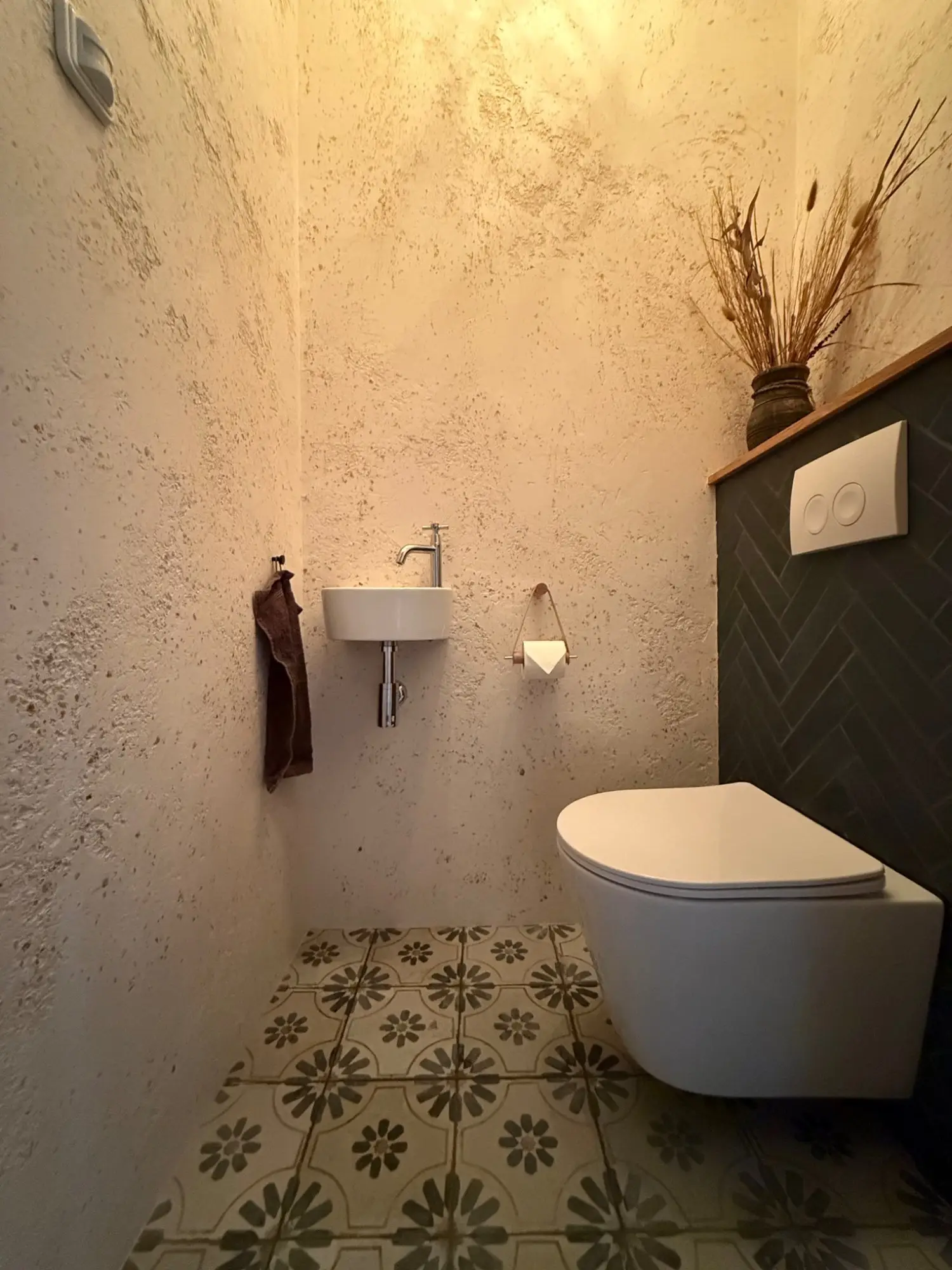 Toilet Ommen — Travertin-look Kalkafwerking — Toilet Ommen – Travertin-look Overzicht