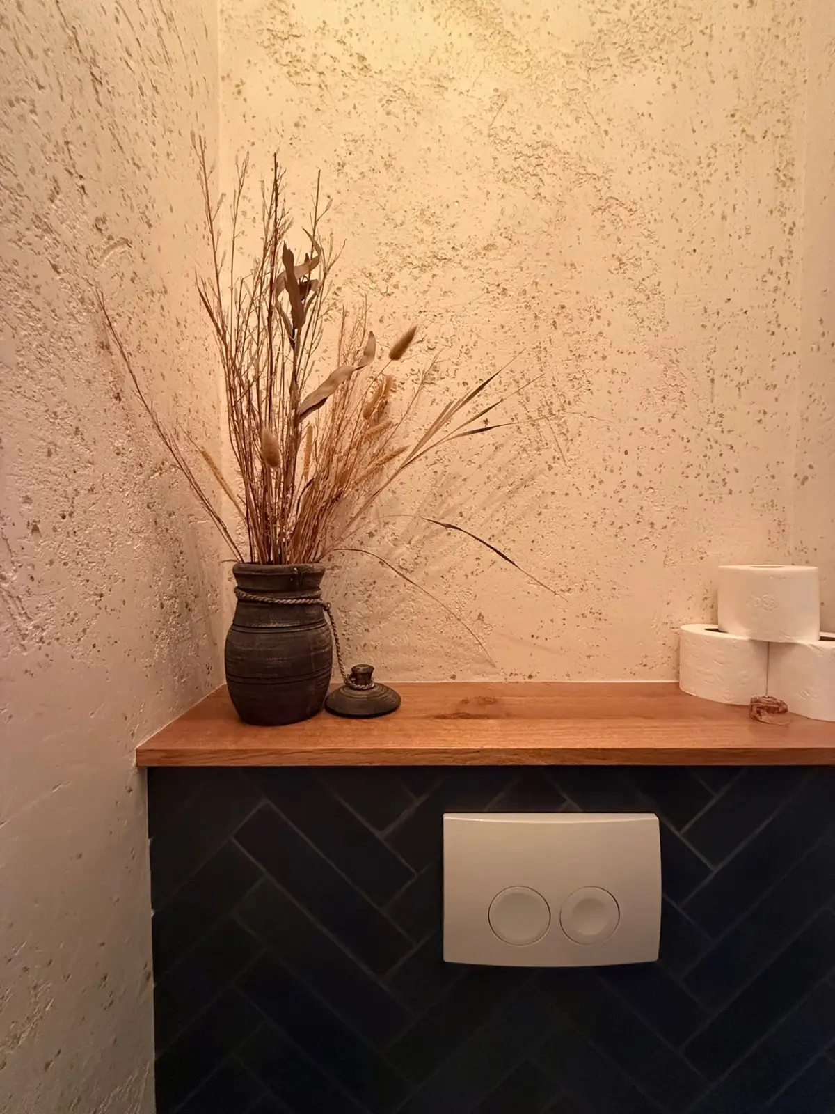 Toilet · detail — Ommen – Wandplank met Stilleven in Ommen