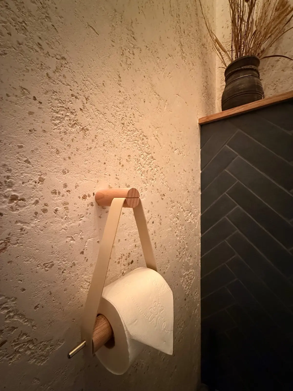 Toilet · detail — Ommen – Toiletrolhouder Detail in Ommen