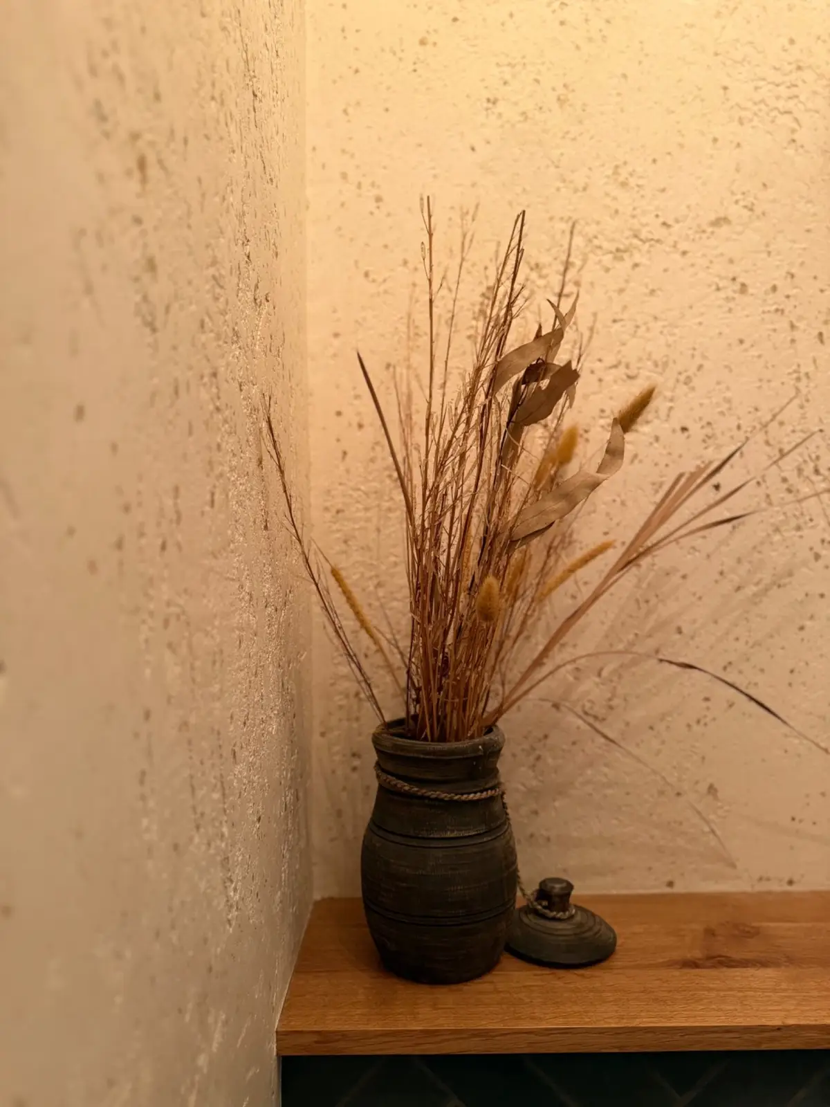 Toilet · stilleven — Ommen – Vaasdetail tegen Travertin in Ommen