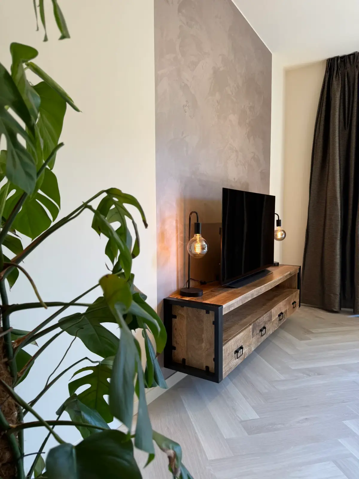 Woonkamer · detail — Zwolle – Metallic Tv-wand in Strijklicht in Zwolle
