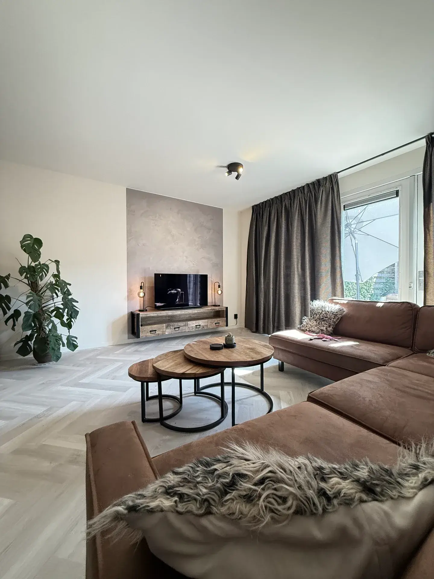 Totaalproject Zwolle — Stucwerk, Latex en Metallic Statement Wall — Totaalproject Zwolle – Woonkamer met Metallic Statement Wall