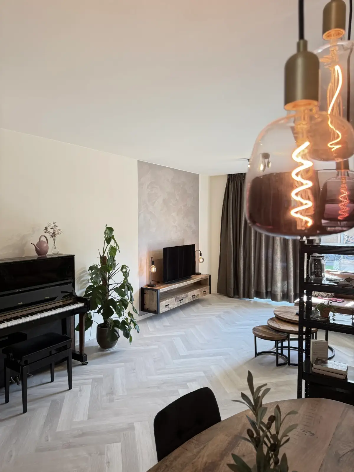 Woonkamer · sfeer — Zwolle – Woonkamer Doorkijk met Piano in Zwolle