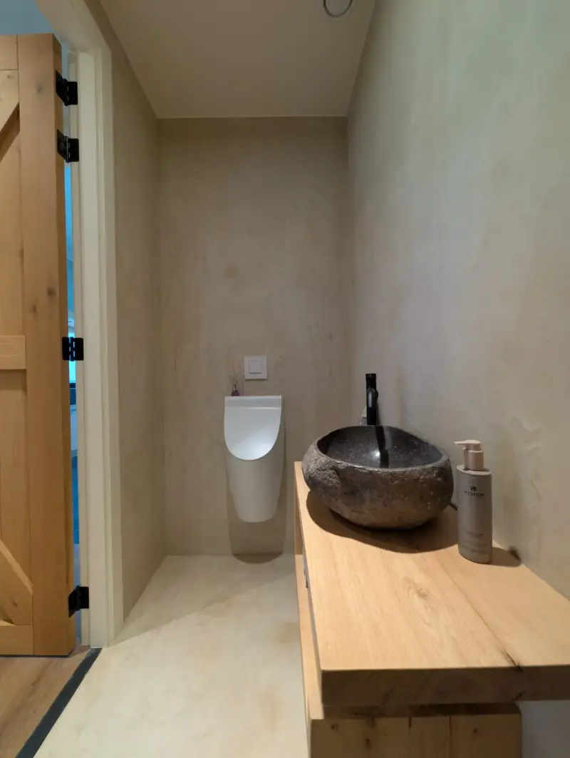 Toilet Dalfsen — Beton Ciré Cocon onder de Kap — Dalfsen