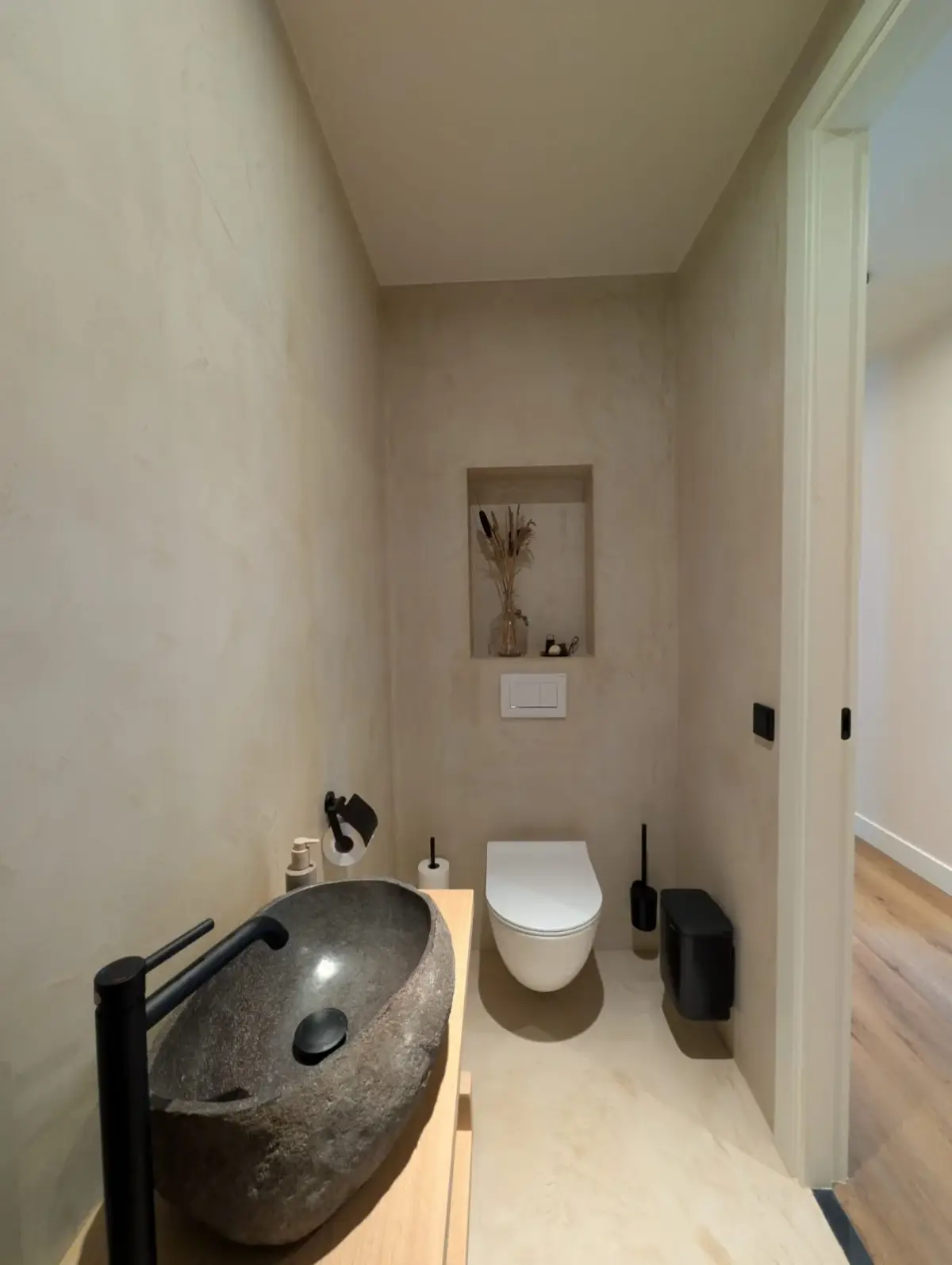 Toilet · detail — Dalfsen Toilet – Nis met Droogbloemen in Dalfsen