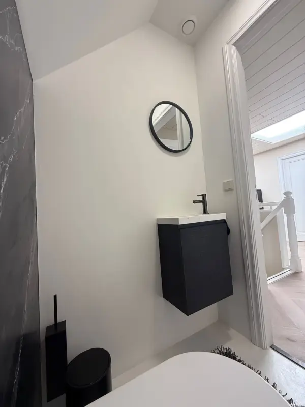 Beton ciré schil rond marmerwand toilet — STARTSTUC project