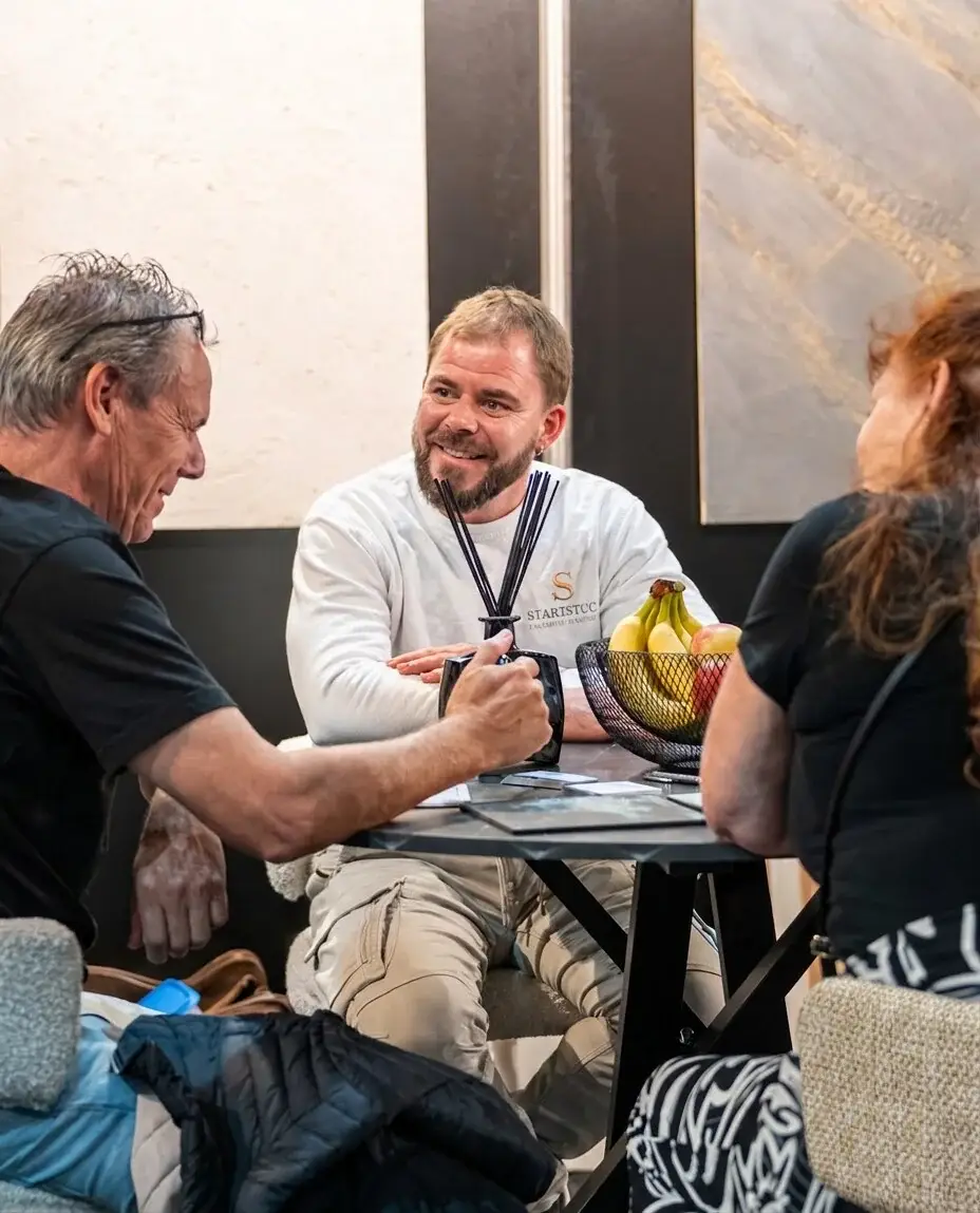 Roger Start van STARTSTUC in adviesgesprek met klanten op de Huis & Woonbeurs